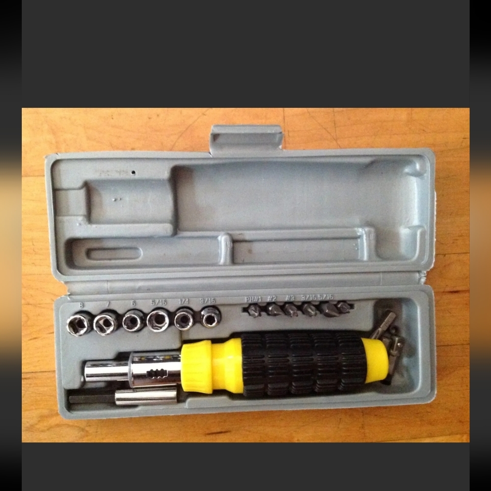 REVERSIBLE RATCHET SCREWDRIVER SET BITS AND SOCKET HAND TOOL